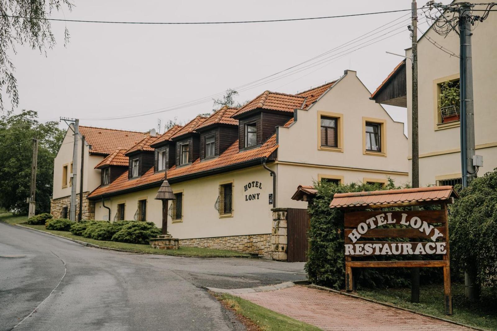 Hotel Lony Mochov Exteriör bild