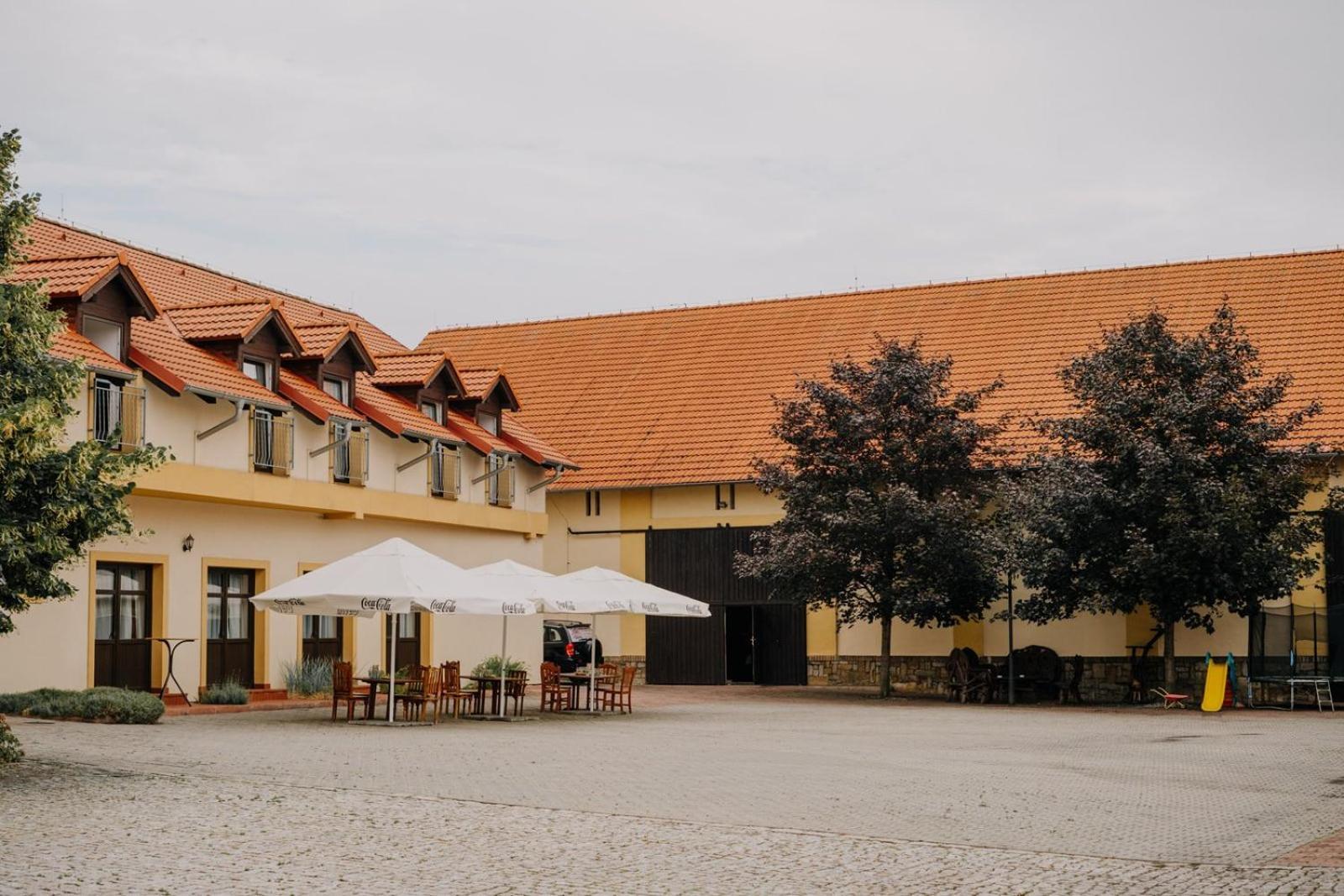 Hotel Lony Mochov Exteriör bild