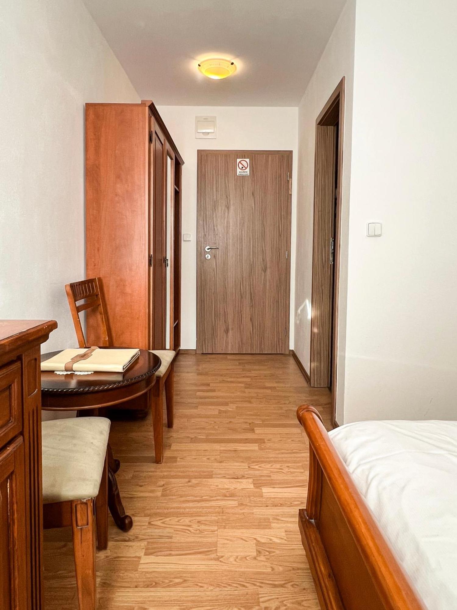 Hotel Lony Mochov Exteriör bild