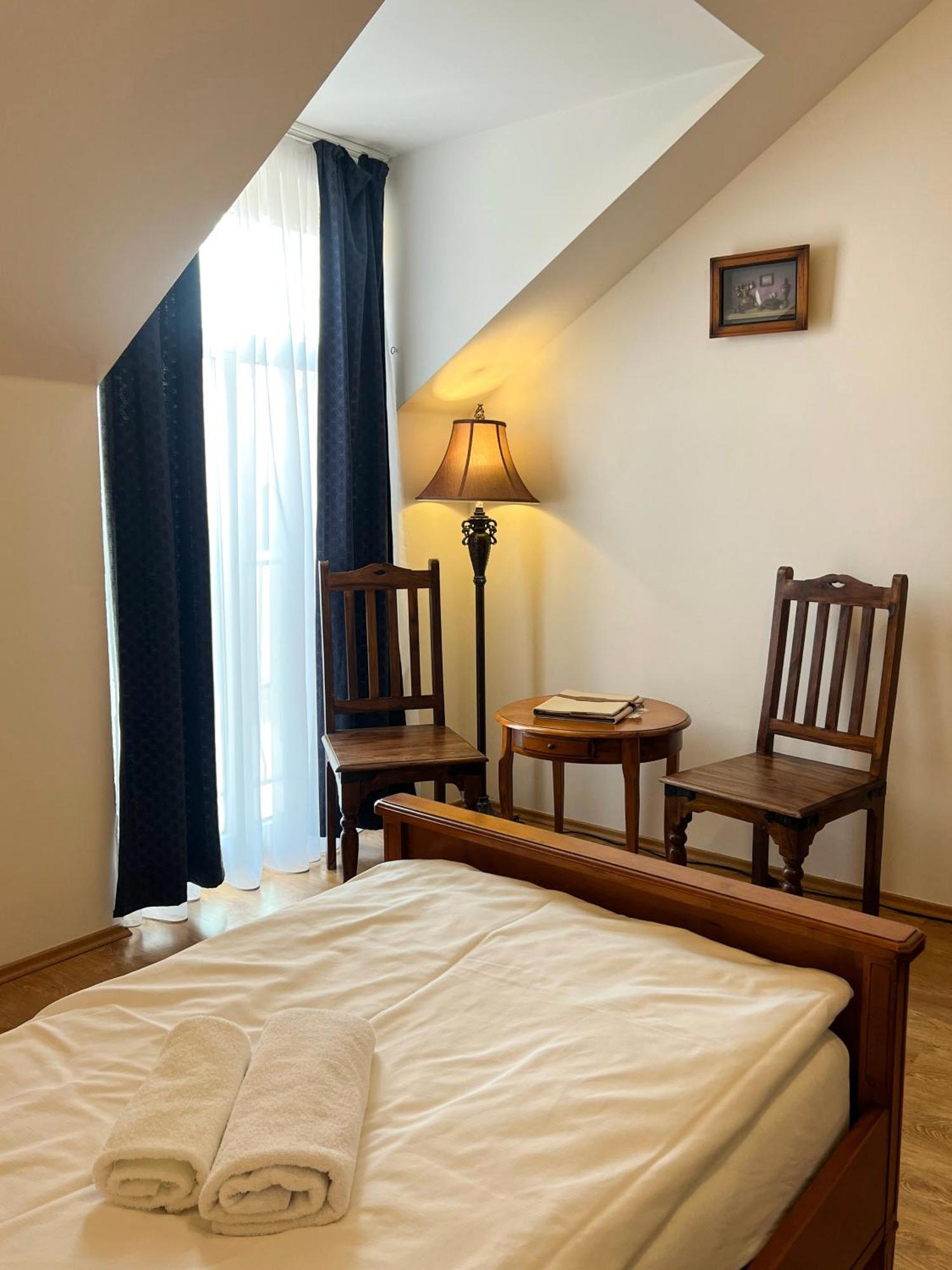 Hotel Lony Mochov Exteriör bild