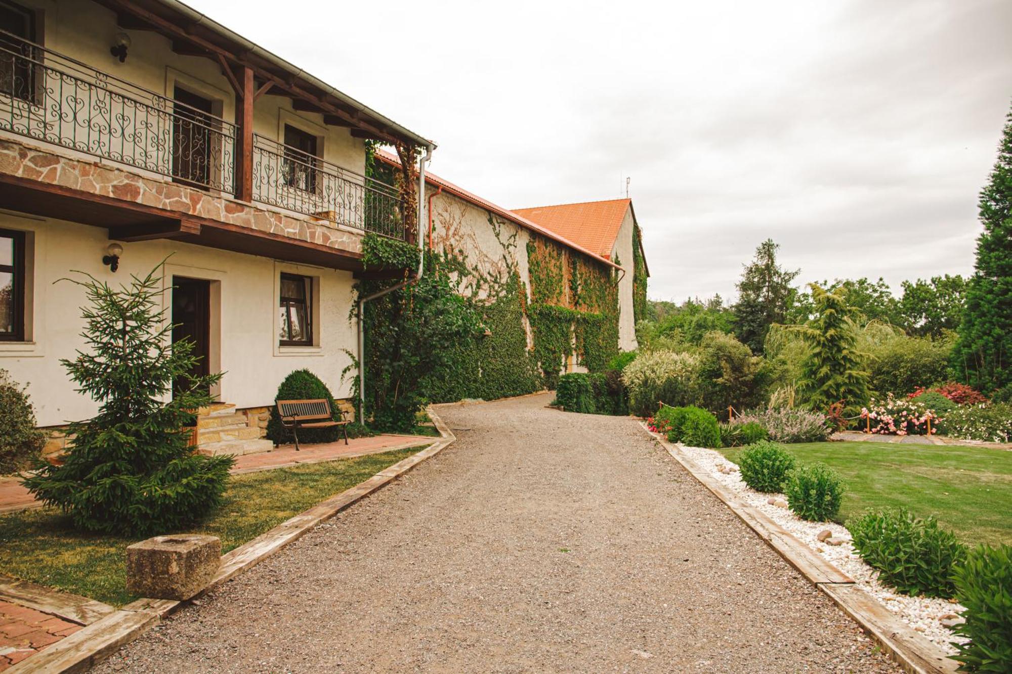 Hotel Lony Mochov Exteriör bild